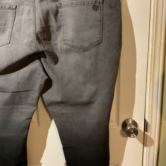 🖤🩶NWT DG2 Diane Gilman Classic Stretch Dip-Dye Cropped Jeans in Black🩶🖤 - Picture 9 of 9